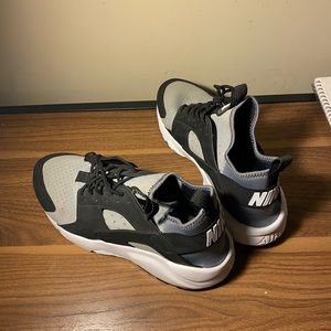 Nike Air Huarache Wolf Grey